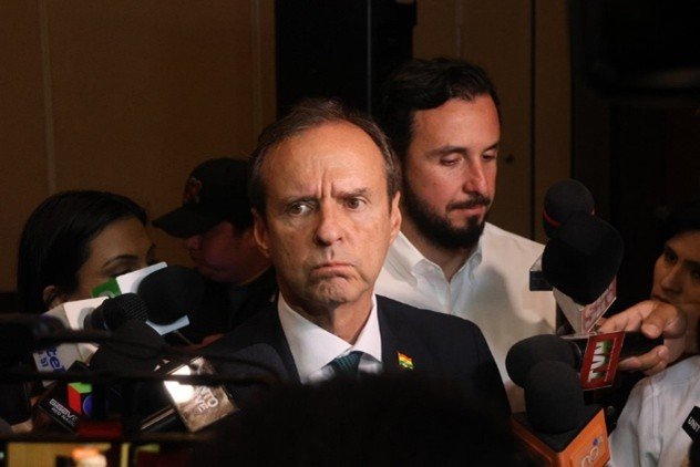 ¡Castigo por el cinismo! Tuto Quiroga cae al 45% por la estrategia Durán Barba: Bolivia rechaza la manipulación y sella el triunfo de Paz (55%)